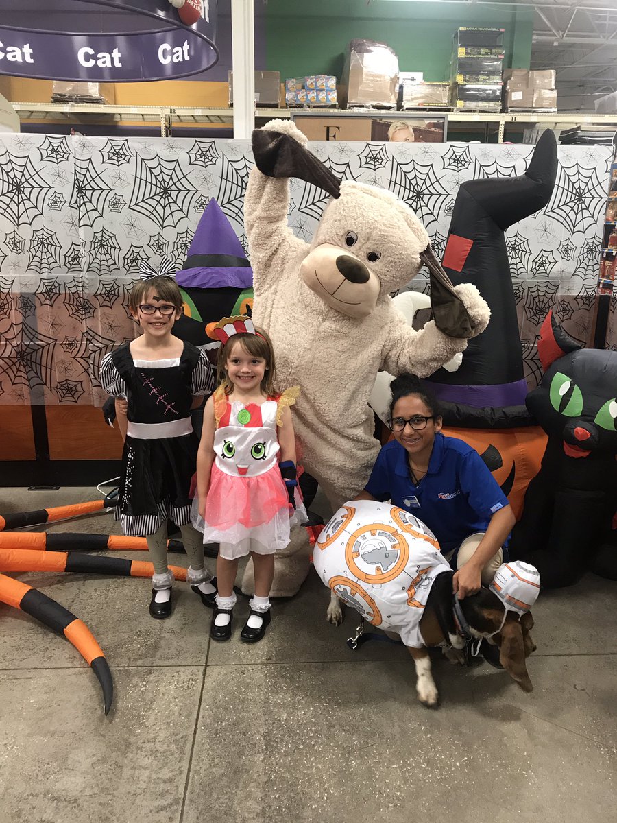 PetSmartOcoeeFl's tweet photo. Halloween picture event https://t.co/ESOrRoVcub
