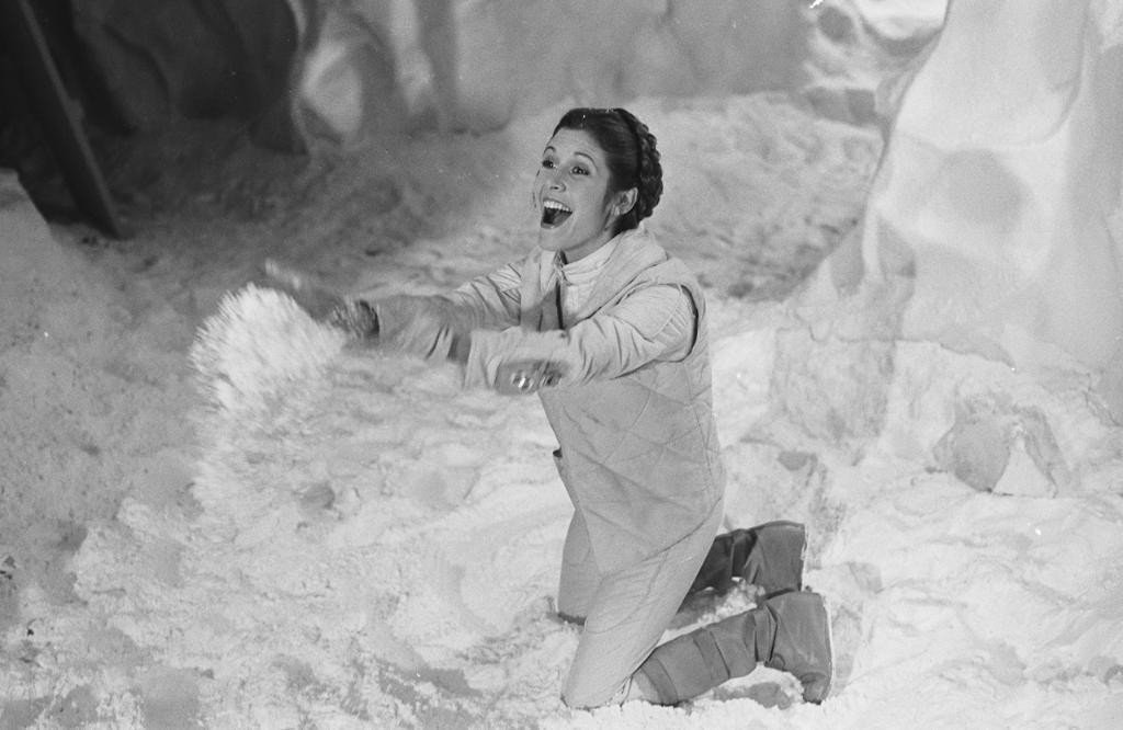 go2cinemacom's tweet photo. Carrie Fisher playing in the fake snow at Elstree Studios while filming The Empire Strikes Back https://t.co/fioLTpPI2S