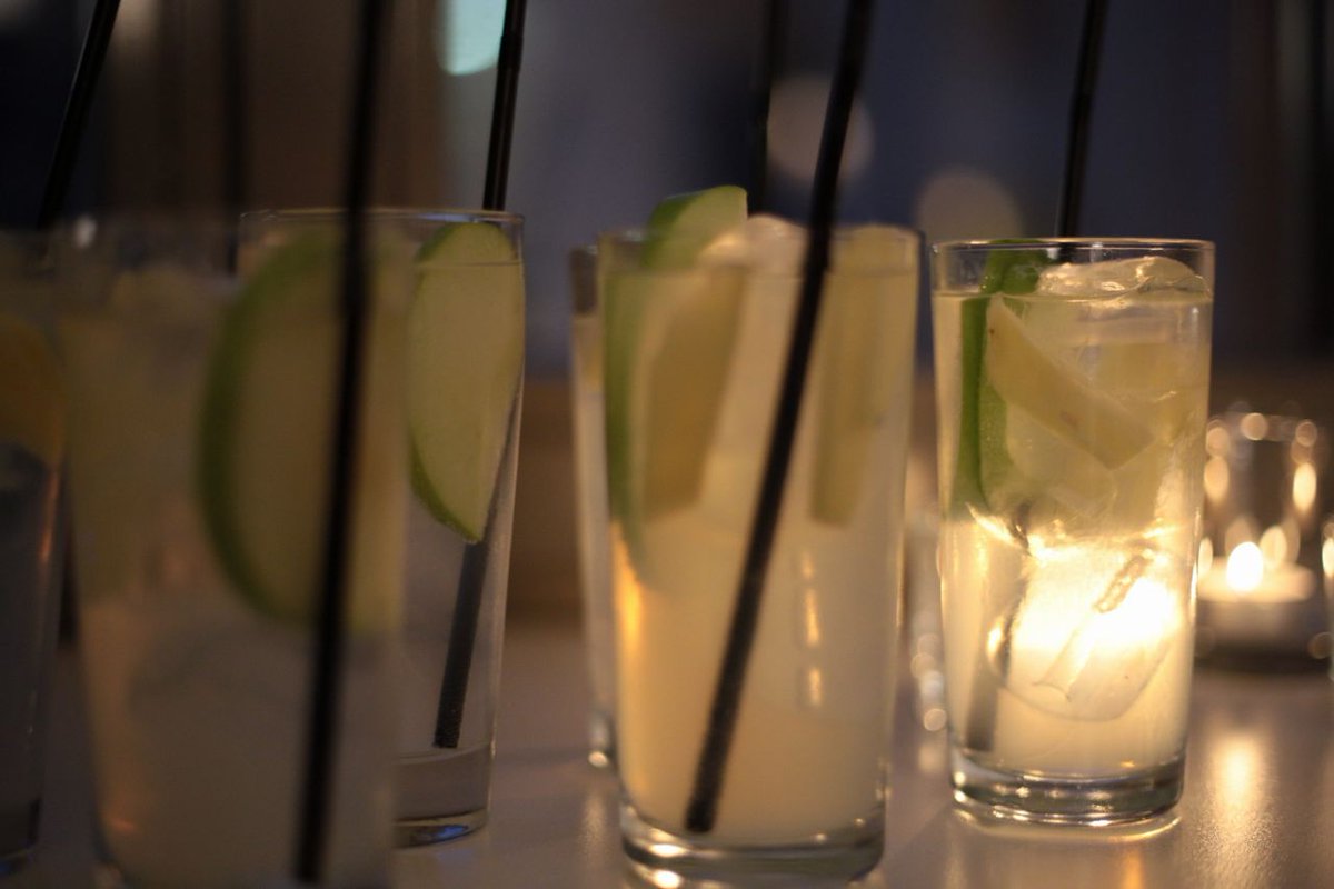 smdberlin's tweet photo. Es gibt Ginger Smith Aperitif. Das mmmmh geht an @bastiankbx #ccbdinner #ccb17 https://t.co/Kii8z1U8xY