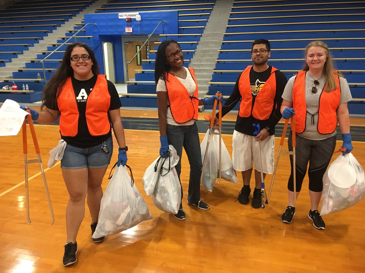 jarrad_plante's tweet photo. #KnightsGiveBack student volunteers picked up 50 bags worth of trash, conversed with Parramore residents who thanked them for their service https://t.co/28njf7BYCW