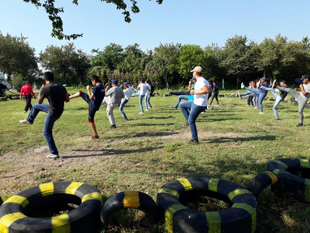 Preven_Morelos's tweet photo. Patrulla Juvenil #Temixo y #Xochitepec se reúnen para realizar act. físicas bajo la instrucción de elementos de la #PolicíaMorelos. https://t.co/65WHZHSGBd