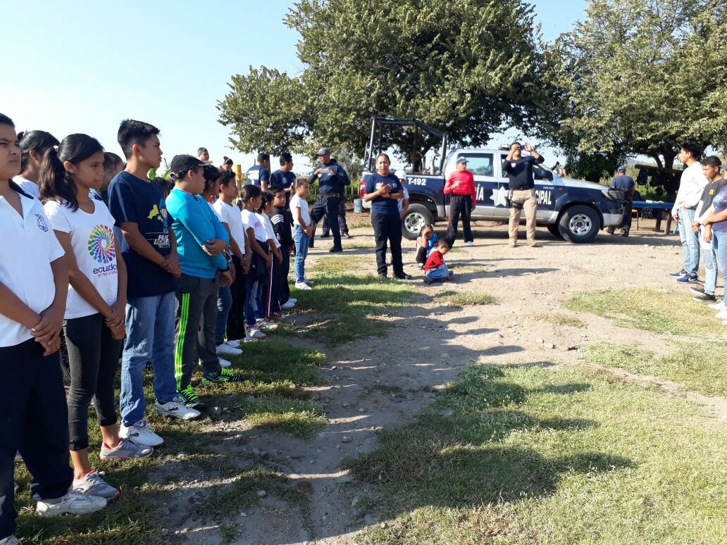 Preven_Morelos's tweet photo. Patrulla Juvenil #Temixo y #Xochitepec se reúnen para realizar act. físicas bajo la instrucción de elementos de la #PolicíaMorelos. https://t.co/65WHZHSGBd