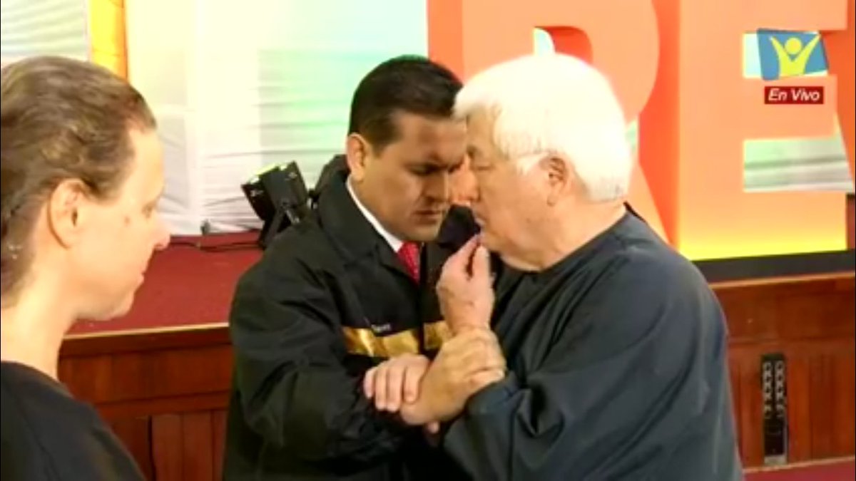 AdventistasUPS's tweet photo. Valery y su esposo entregan su vida al Señor, y son testigos de una entrega completa a Dios, #Revive4 #ElPoderQueRestaura https://t.co/ARsbQhBqZB