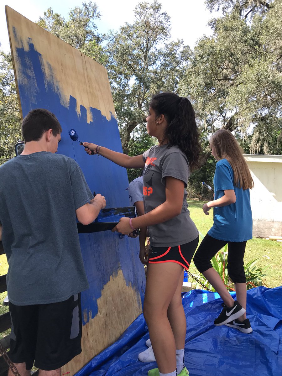 Freshmen are starting to make it feel like Jamaica for their Homecoming float.