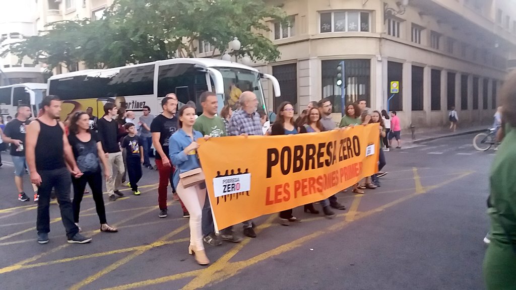 HOACOA's tweet photo. #Alicante se une a @pobrezacero para pedir medidas contra la #DesigualdadObscena https://t.co/A4iyWMUTpJ