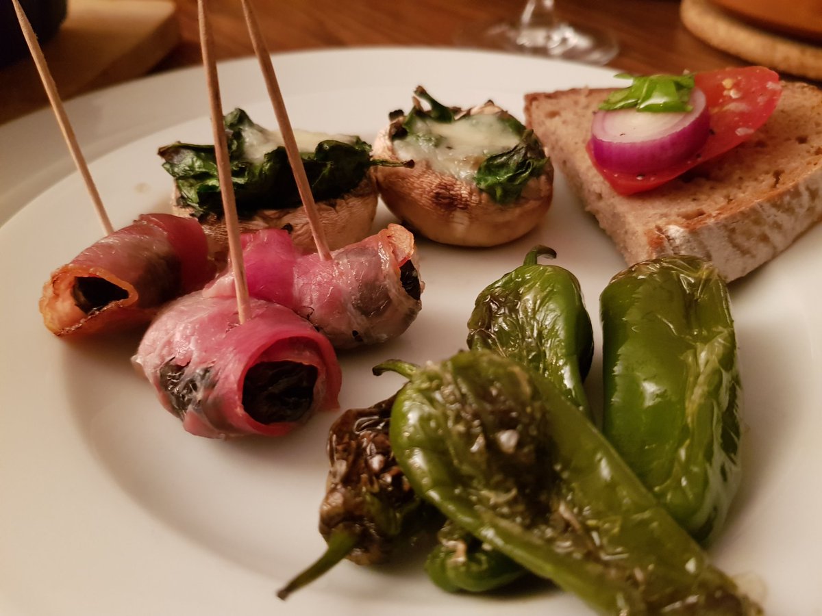 smdberlin's tweet photo. Team Vorspeise ist der Wahnsinn! #Oliven #gorgonzola #spinat #champignons #pflaumeninspeckmantel #ccbdinner #ccb17 https://t.co/Zb7iHM6Ils