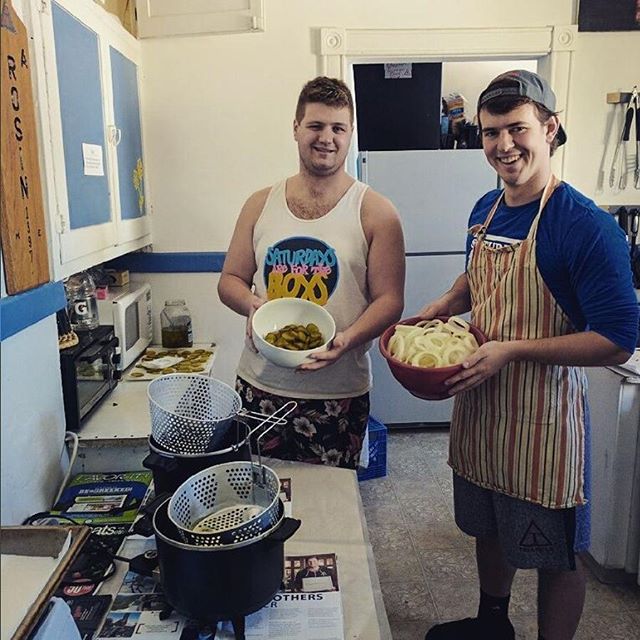 MTU_Triangle's tweet photo. Come on down to the house right now to join the brothers for some delicious fried food and video games! https://t.co/Gbif2KwgNb