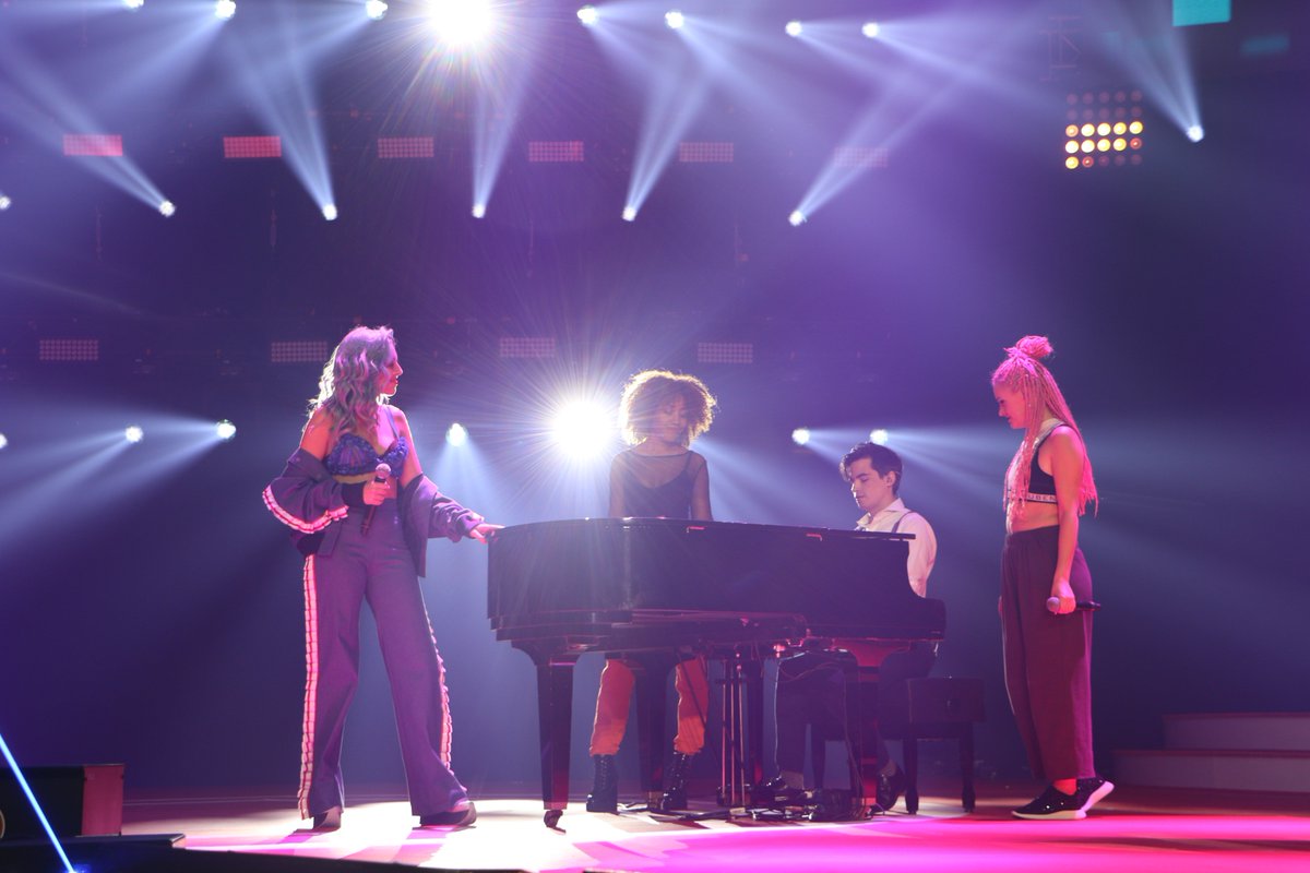 CocaCola_es's tweet image. Al piano 🎹 o bailando 🕺... ¡¡las chicas de @SweetCalifornia lo petan siempre en el #CCME!! 🔛 🎶
