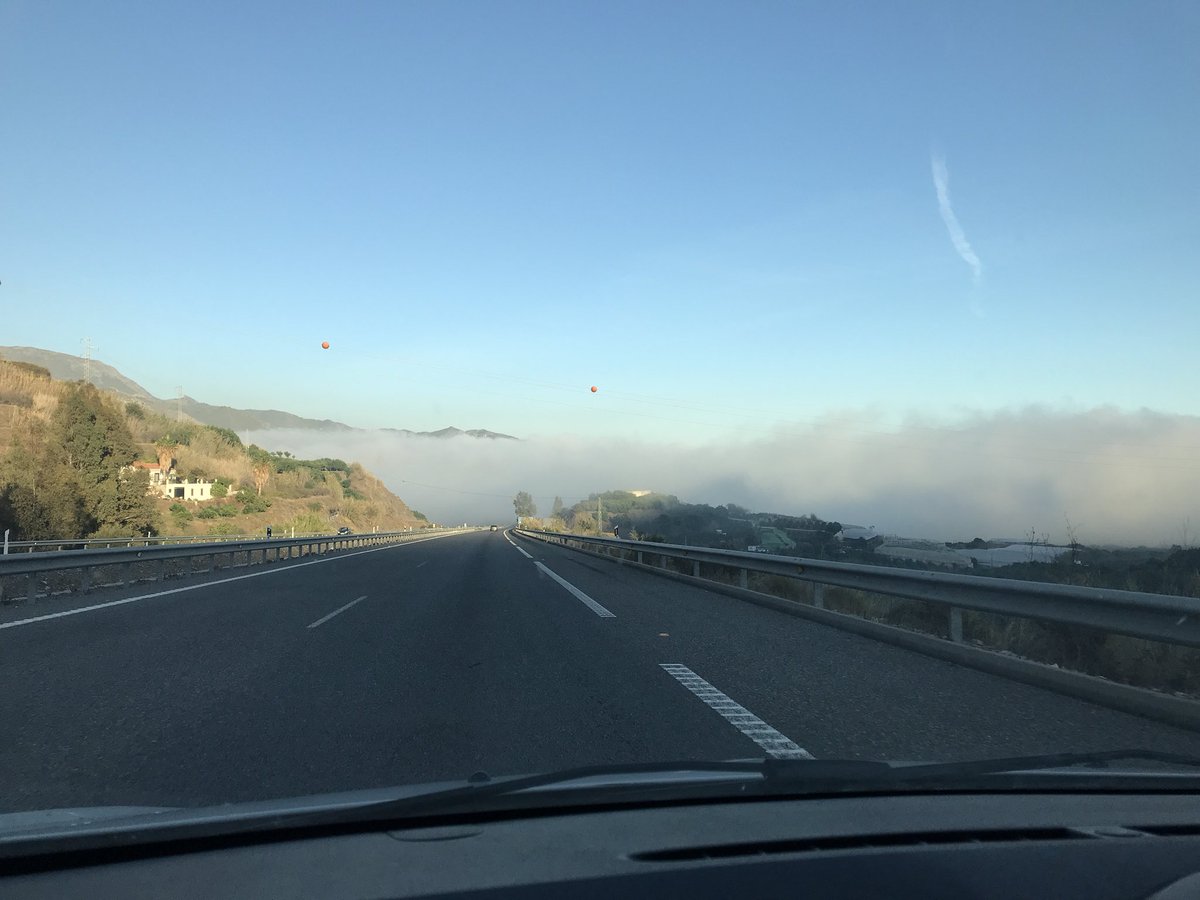 CandelaMF12's tweet photo. Cuando te tienes que acordar de cómo se echan las antinieblas para adentrarte en el pueblo fantasma 👻👻 #niebla #Nerja @tiempobrasero https://t.co/TJ19ZVEgm1