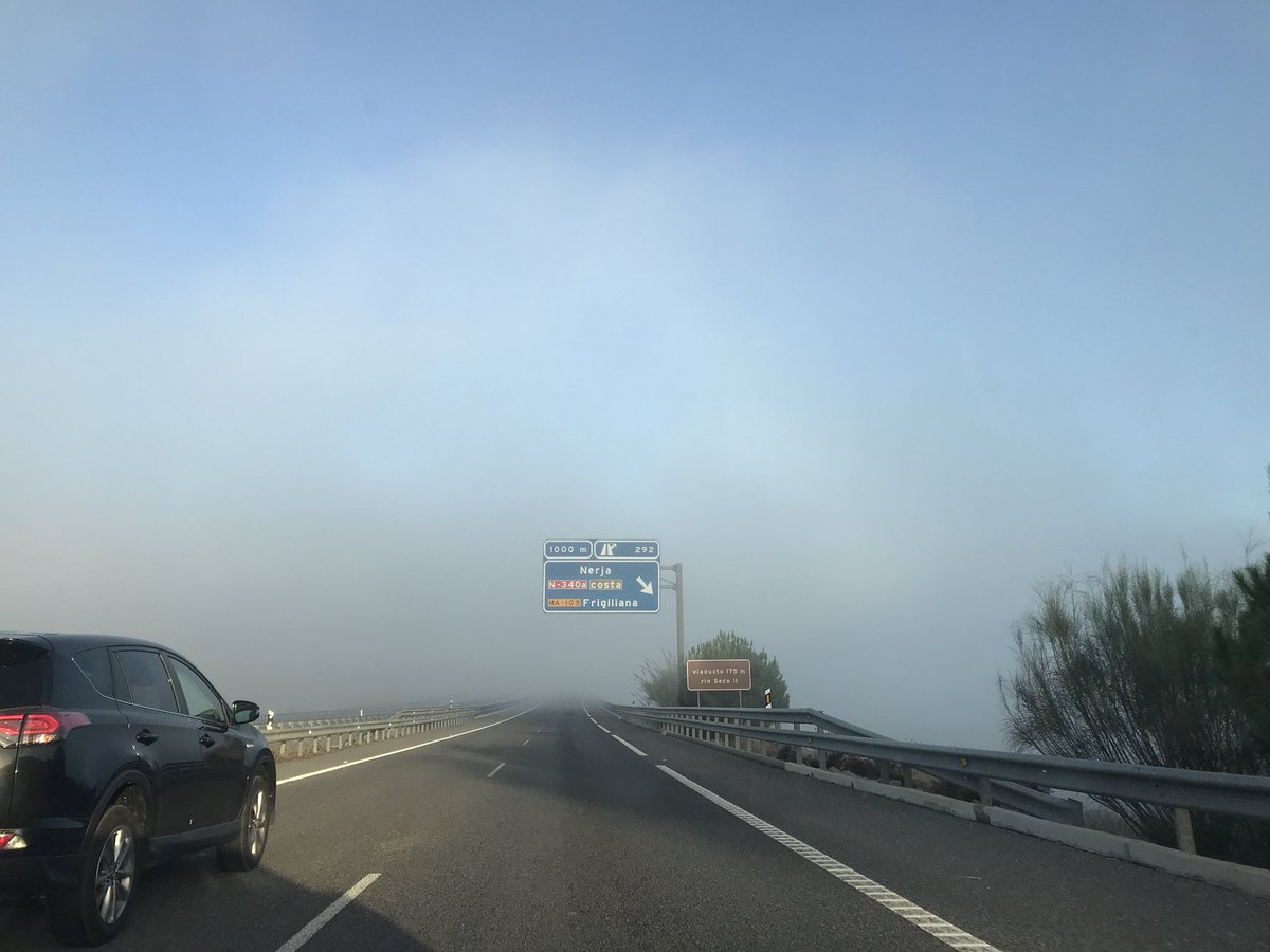 CandelaMF12's tweet photo. Cuando te tienes que acordar de cómo se echan las antinieblas para adentrarte en el pueblo fantasma 👻👻 #niebla #Nerja @tiempobrasero https://t.co/TJ19ZVEgm1
