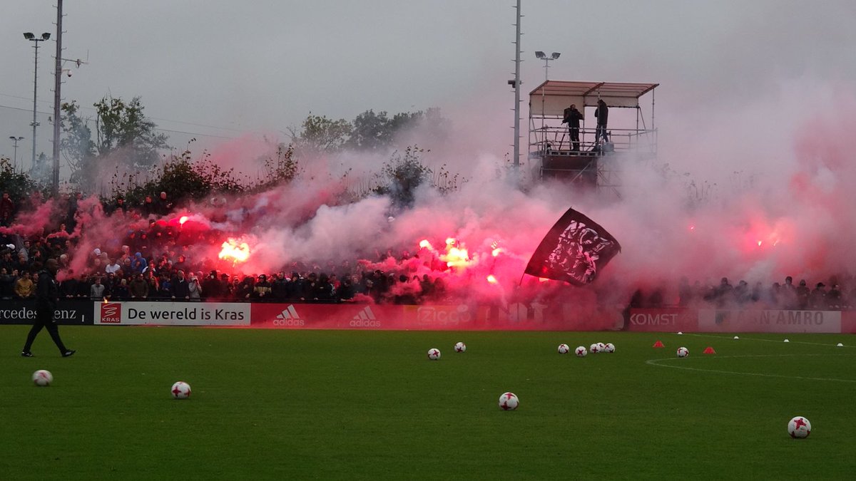 Rutger0528's tweet photo. @Bandi_Queen @AFCAjax #laatstetraining #DeKlassieker #feyaja #010aja #010kanechtnietmeer https://t.co/USvgAGfqg8