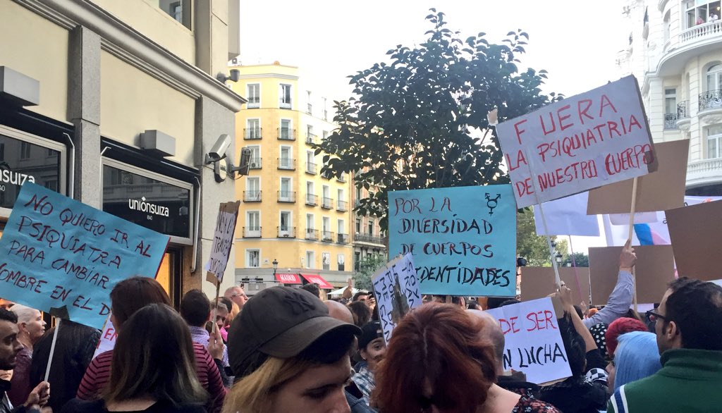 CarlaAntonelli's tweet photo. Hoy en manifestación #Madrid por la Despatologización de las Identidades #TRANS de Plaza Chueca a Jacinto Benavente, #StopPatologización #DerechoASer, ni trastorno ni incongruencia, la #OMS si debe hacerselo mirar 💙💗💙 https://t.co/fqTwoX3f5V