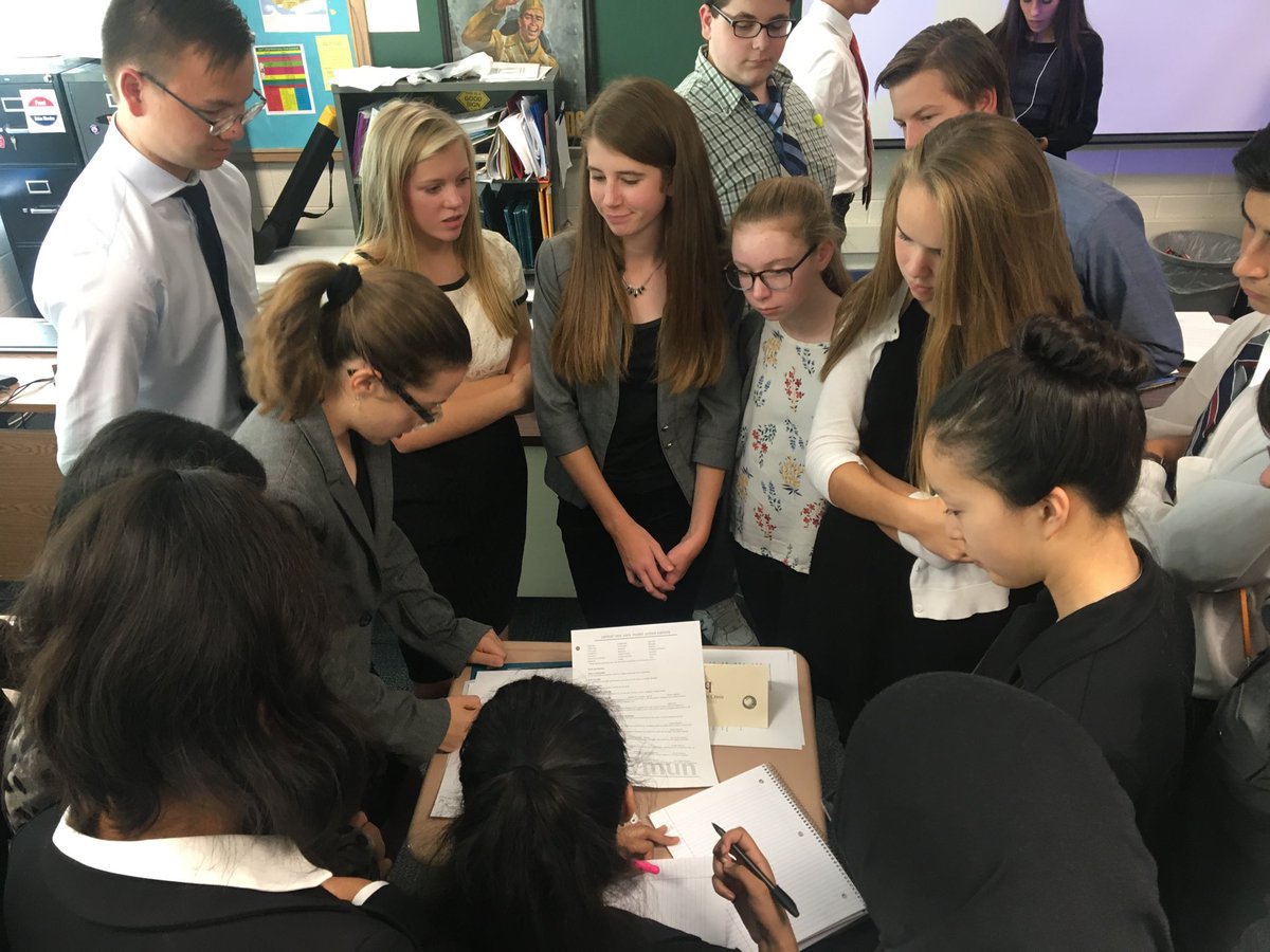 ChipMUNC_2017's tweet photo. Students huddle during while caucusing to collaborate on working papers! #ChipMUNC_2017 https://t.co/6tc5761KCX