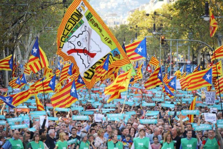 ajplus's tweet photo. Spain says it will impose direct rule on Catalonia and hold a new election, forcing thousands of pro-independence protesters to the streets. https://t.co/RByx3V1Axi