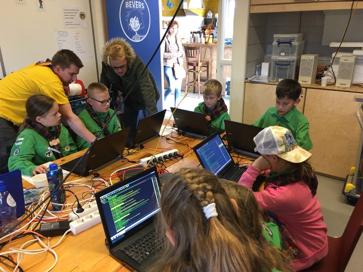 ScoutingStJoris's tweet photo. Vanmiddag zijn de bevers en welpen actief geweest met zenden en chatten. En hebben de teleporteermachine aan de praat gekregen @jotajoti_nl https://t.co/3N9LPj6xQ0