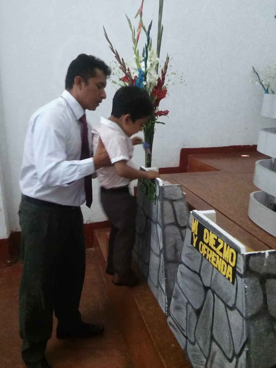 InfanteUsquiano's tweet photo. Niños y adultos devolviendo lo que es de Dios, y haciendo un compromiso con Èl. 
#Revive4 #APC @AdventistasUPS @danielsolano89 https://t.co/h7RXBwBOqu