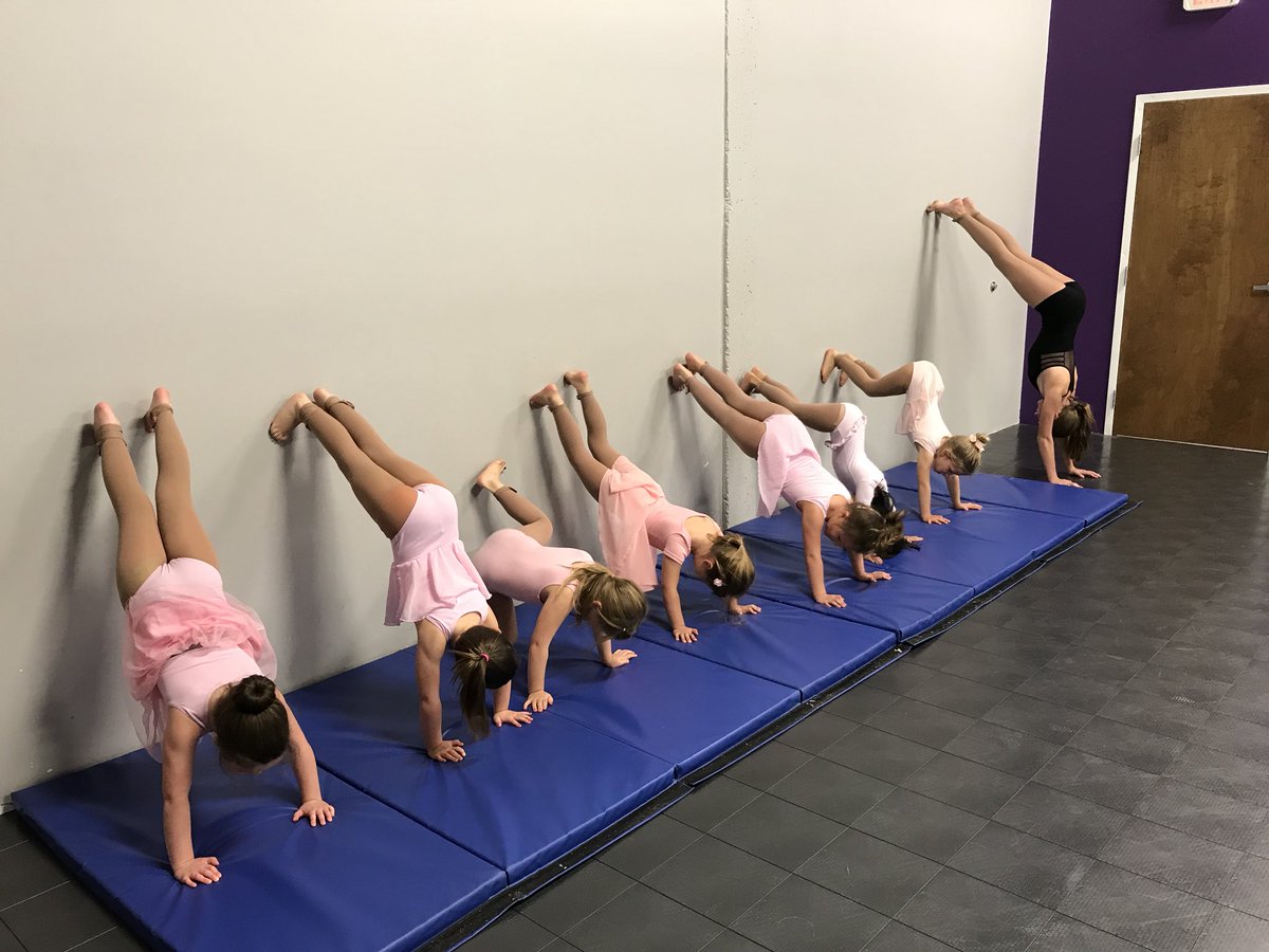 Miss_Simpson25's tweet photo. Starting to learn how to handstand! @PointflexDanceC #minicombo #acro #acrobaticarts #handstand https://t.co/yIKuCN53ZK