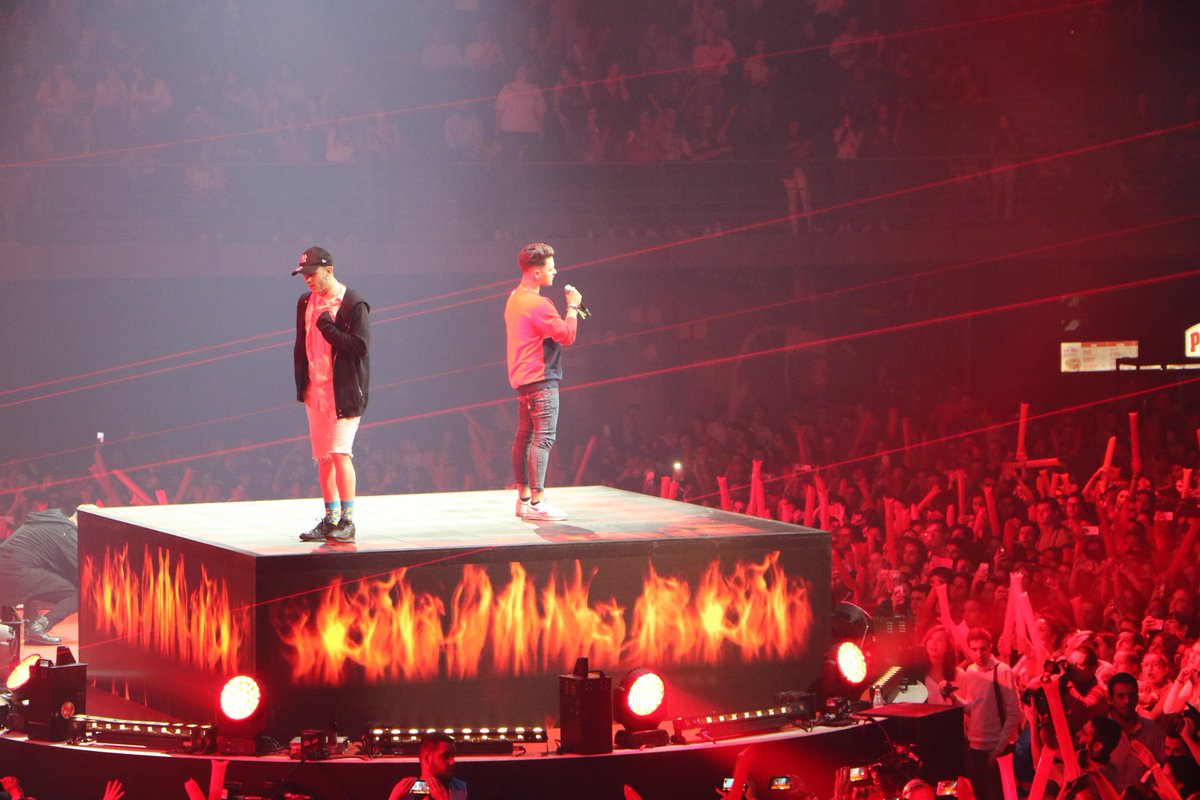 CocaCola_es's tweet photo. ¡¡¡El escenario está que arde con @OfficialCyS!!! 🔥🔥🔥🔥 ¡Estos chicos sí que saben como levantar al público del #CCME! 😉 👍 https://t.co/yrCM0FtuE3