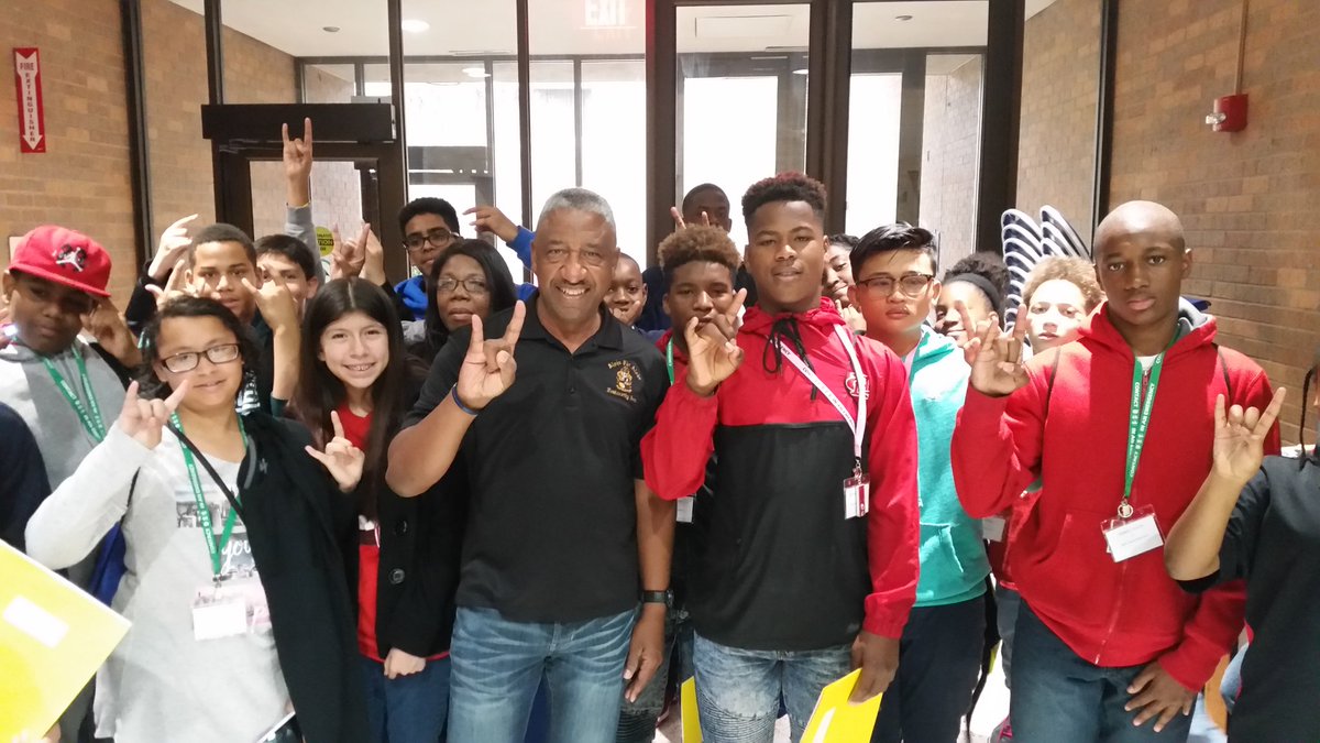 CounselorMsGray's tweet photo. Nice meeting CHISD Police Chief at the Youth Education Success Summit. #YESSummit2017. #CHISD #bcms https://t.co/FBWpu58iXt