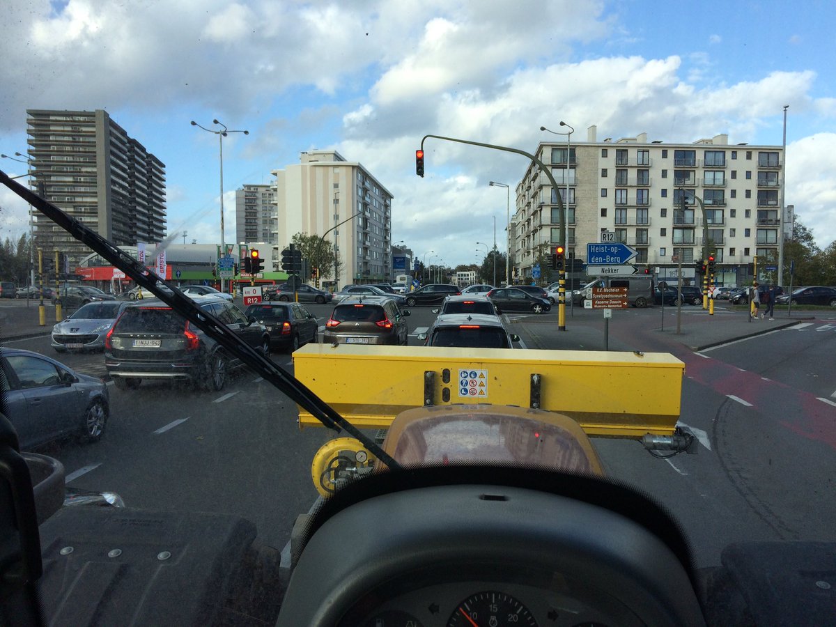 OostdijkH's tweet photo. Vandaag een mooi "Ui"tje gehad. #Troy #uien planten in #Mechelen. https://t.co/LyV1wWFGwQ