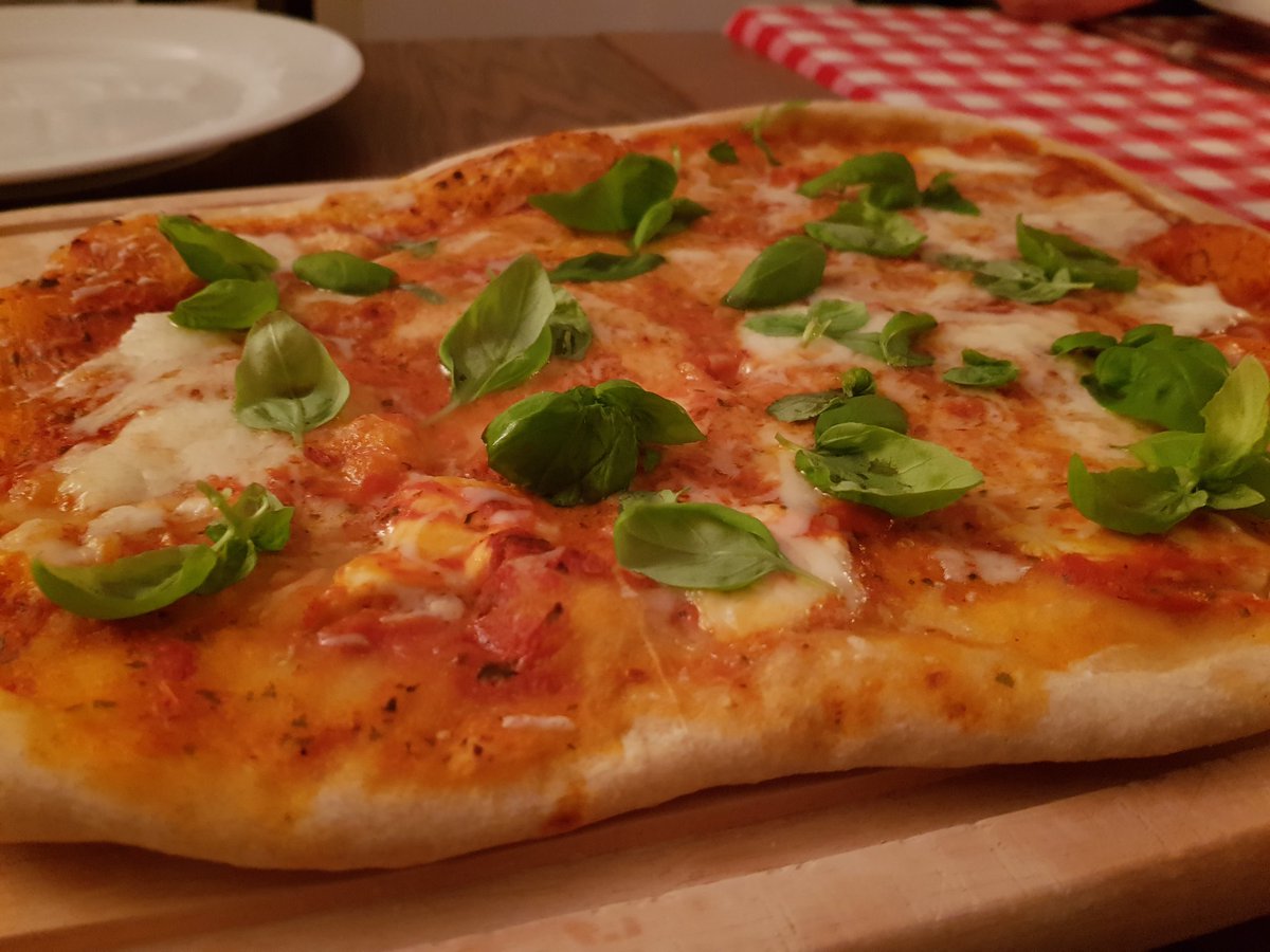 smdberlin's tweet photo. Die erste Pizza des Hauptgang-Teams ist super lecker! #ccbdinner #ccb17 https://t.co/zy5vpf9jGb