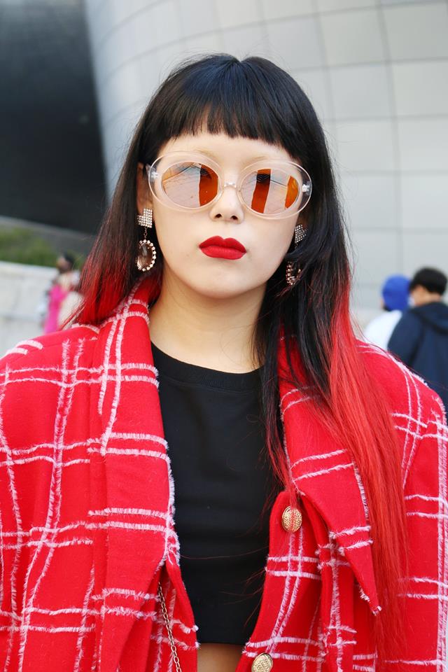 DAPMODELS_TH's tweet photo. {D6} Street Style at 2018 S/S HERA SEOUL FASHION WEEK #서울패션위크 #heraseoulfashionweek #SFW18 #sfw18ss #SFW #SeoulFashionWeek https://t.co/Rt6FmDB9m6
