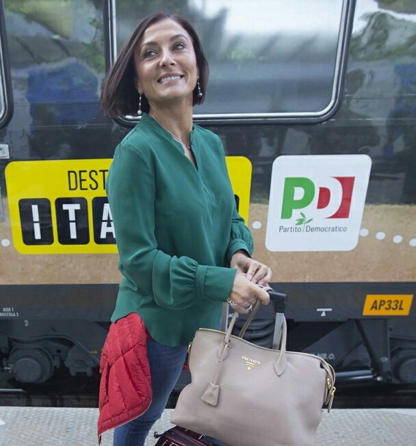 RedditoZero's tweet photo. Sei a #redditozero  ma sei ancora un #pdiota  coglione? Puoi donare 2 euro per finanziare il nostro #trenoPD #AlessiaMorani  #LaPDiotessa https://t.co/Lr9SEtVRl3