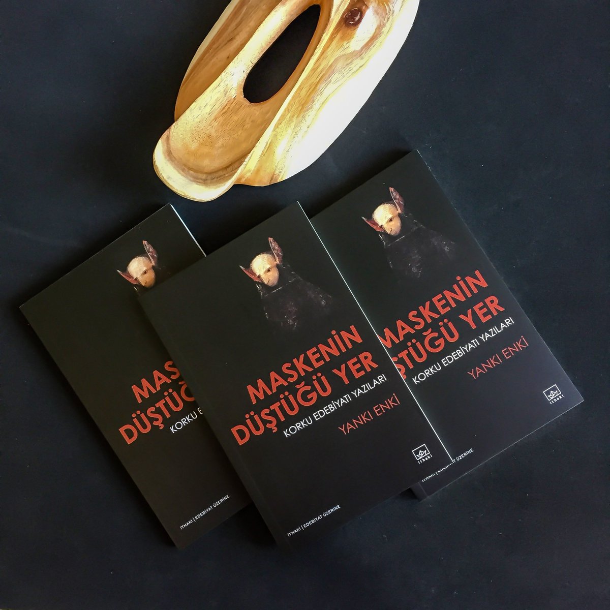 Maskenin Düştüğü Yer,korku edebiyatının zaman, mekân ve kahramanları arasında nasıl bir ilişki kurulabileceğini zengin örneklerle anlatıyor.