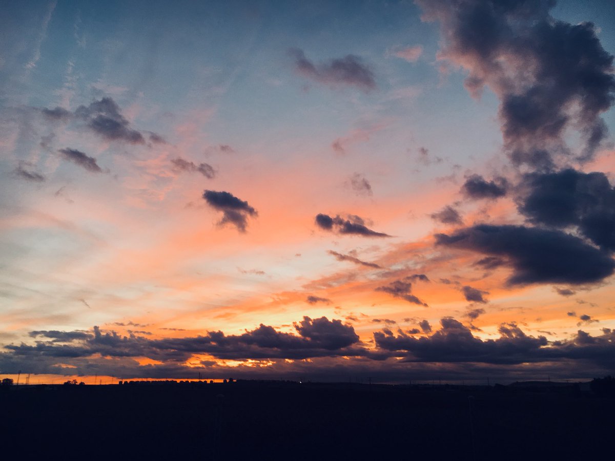 SaritaGlezz's tweet photo. El sábado se despide con uno de esos atardeceres en los que te perderías para siempre..... #Madrid #DeMadridalcielo #Sabado 🌅 https://t.co/SVLRvt8qOH