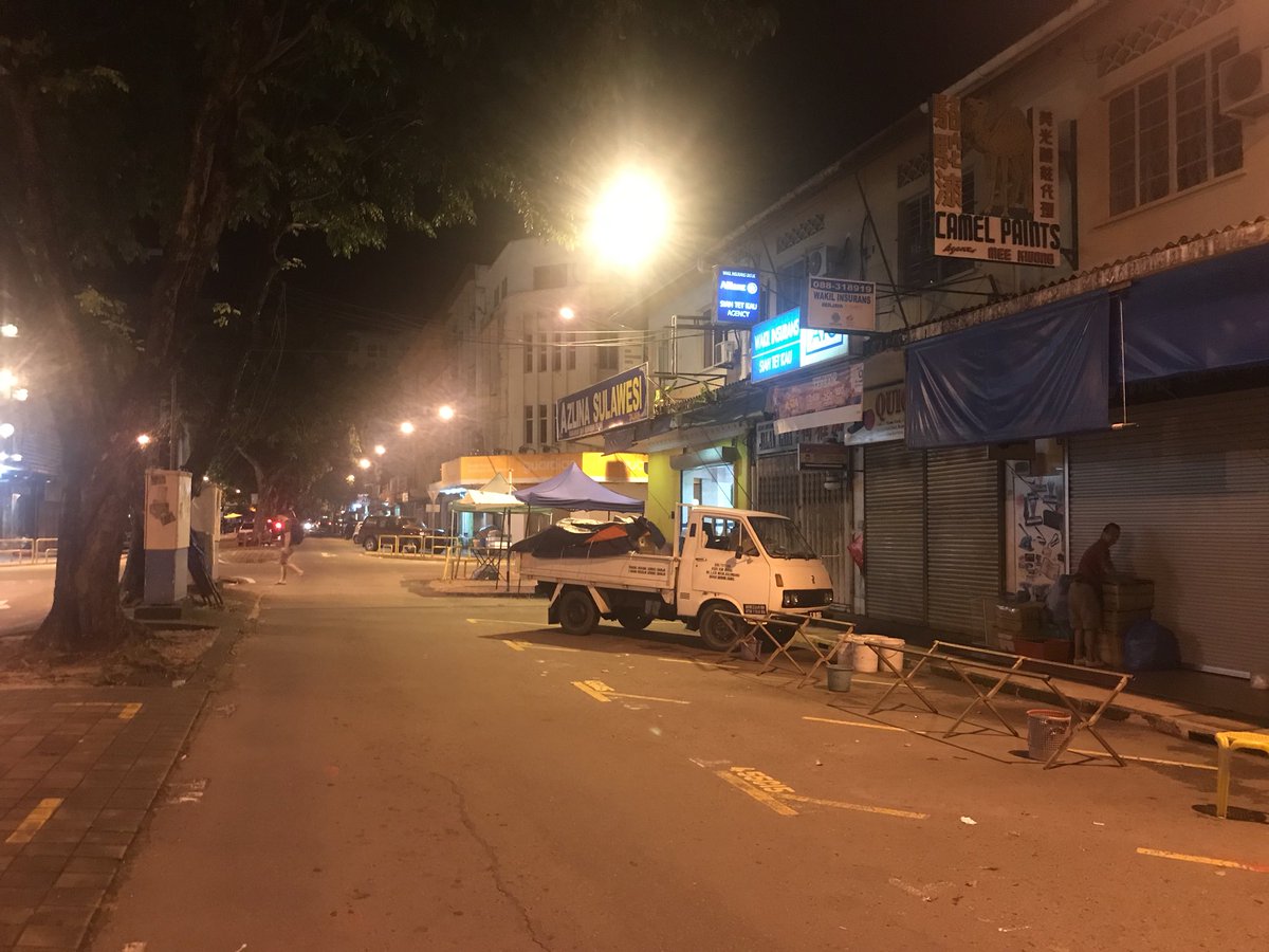 shutterMH's tweet photo. Suasana Sunday Market(Gaya Street).Peniaga start setup booth dari jam12 mlm lagi.
Paginya indah dengan lautan org,jgn dilupa usaha peniaga. https://t.co/wp6h5MVydQ