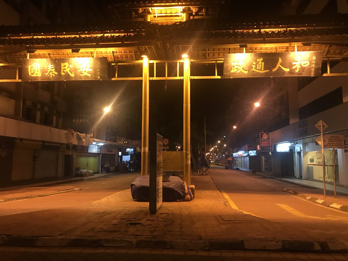 shutterMH's tweet photo. Suasana Sunday Market(Gaya Street).Peniaga start setup booth dari jam12 mlm lagi.
Paginya indah dengan lautan org,jgn dilupa usaha peniaga. https://t.co/wp6h5MVydQ
