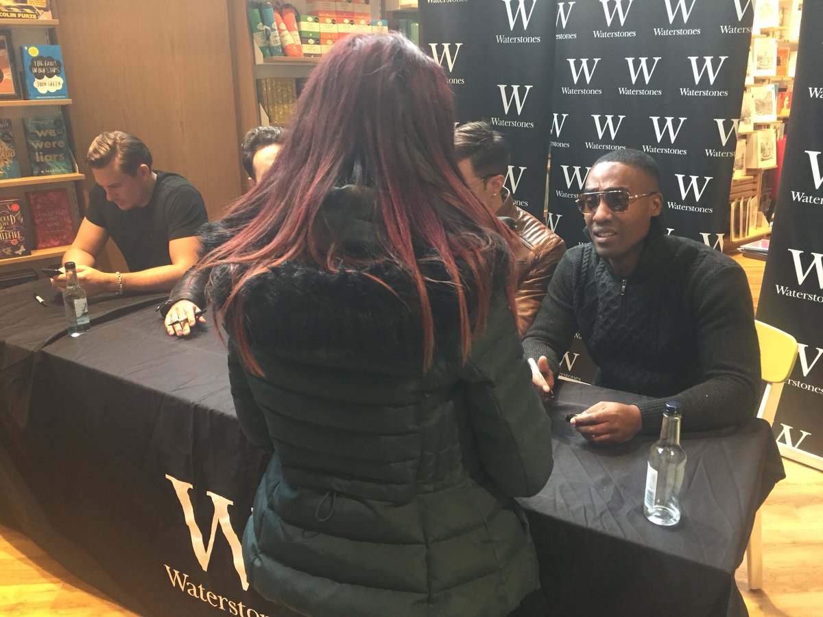 Courthayes199's tweet photo. Loving this moment when I told @simonwebbe1 how ill my mum is up in hospital it really means a lot and I’ve told her wha u said #Smile https://t.co/eRO98ZPMtu