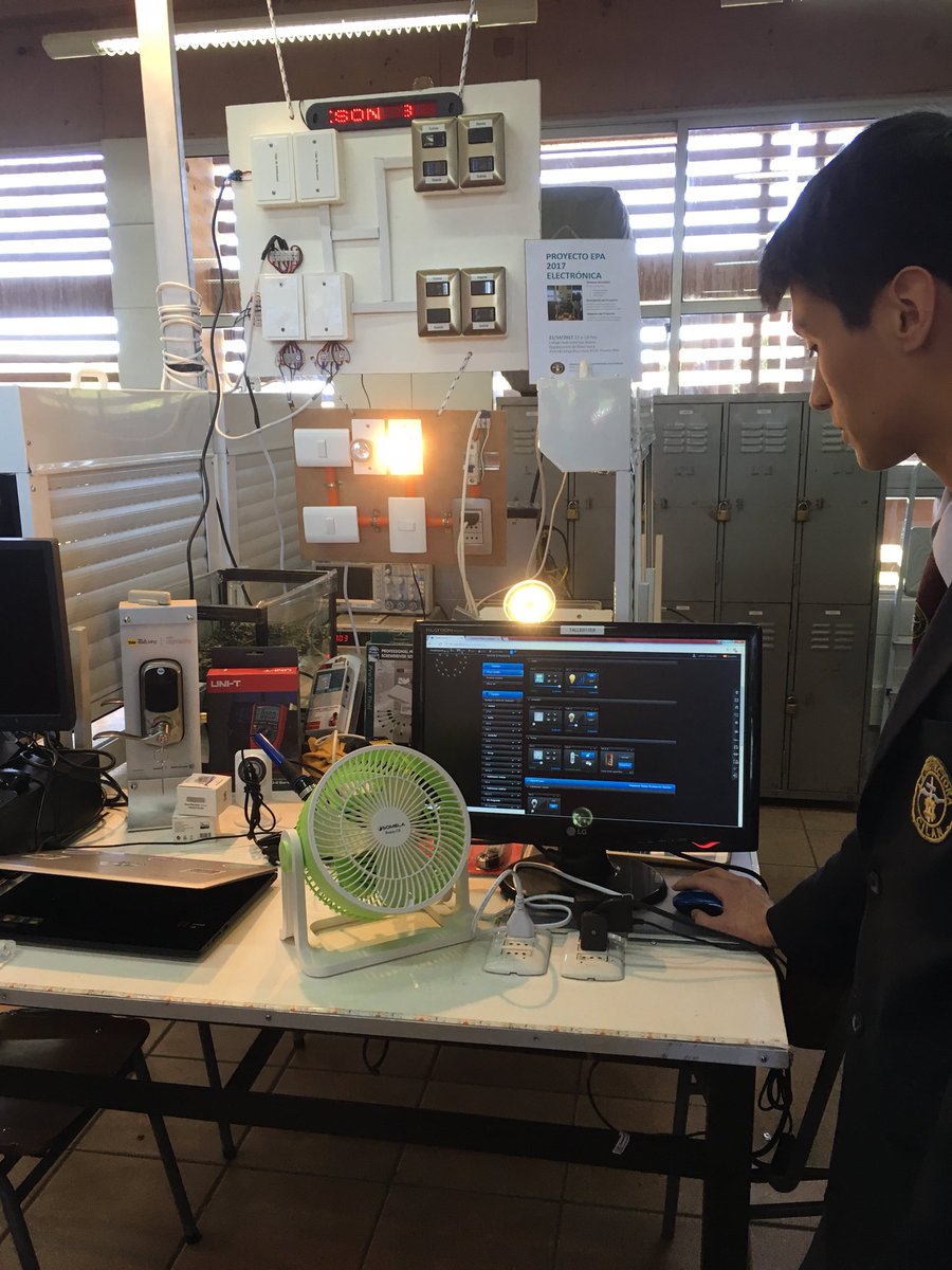 FTMovistarCL's tweet photo. Estamos en el evento más importante del año 😎 Exposición Puertas Abiertas 2017 del Colegio Industrial Las Nieves 👱🏼📲📡💻 #IMET #LaProtectora https://t.co/X3KeyQr3Xs