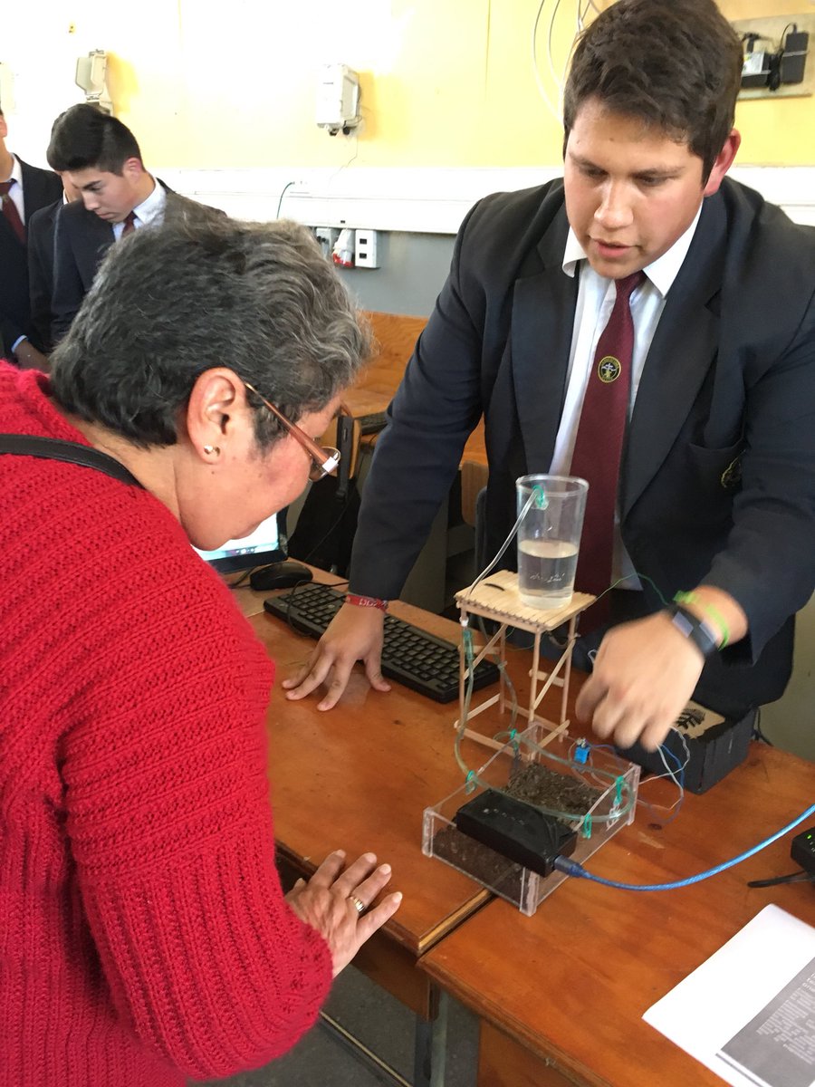 FTMovistarCL's tweet photo. Estamos en el evento más importante del año 😎 Exposición Puertas Abiertas 2017 del Colegio Industrial Las Nieves 👱🏼📲📡💻 #IMET #LaProtectora https://t.co/X3KeyQr3Xs