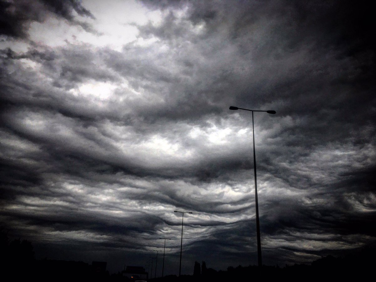 vkingarts's tweet photo. Check those dark clouds falling right onto us! Proper moody weather! βοΈπ€πΌπ«ππΈπ―
#Cloudy #Weather #Moody #Darkness #BedOfClouds #Nature https://t.co/38BdLwyWu3
