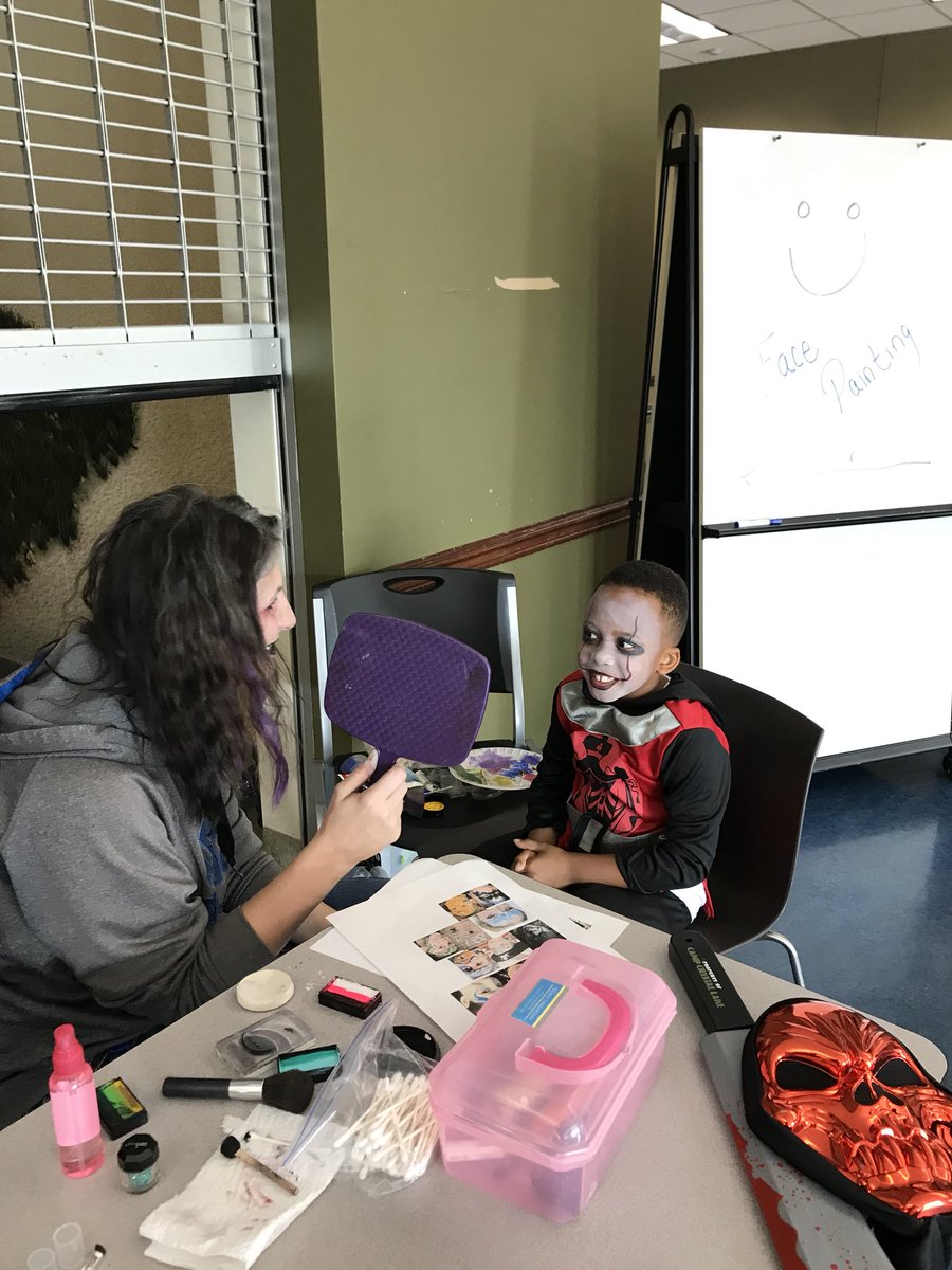 MorrowStephaine's tweet photo. @carriann_floyd  face painting #ThatEVVLife https://t.co/3lSxmzn0qW