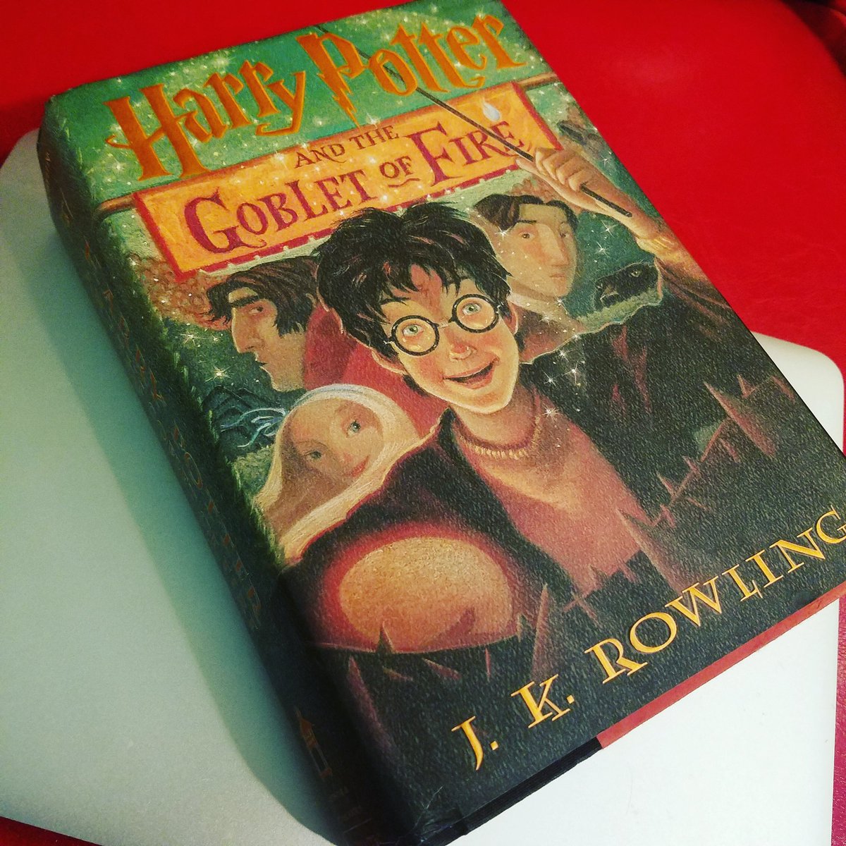 ReddoorRed's tweet image. Computers can hold more words, but real books can hold far more real magic.