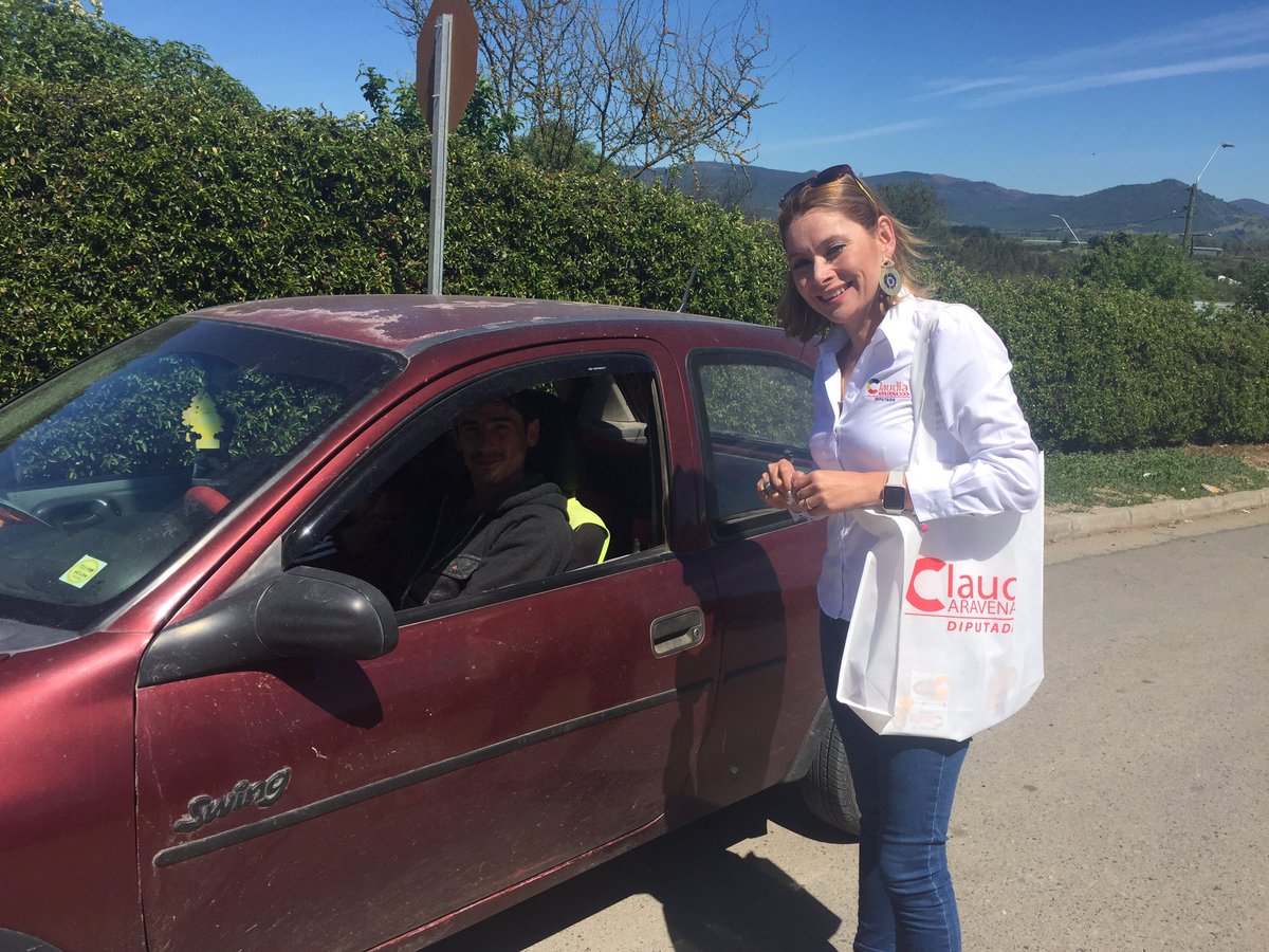 Clo_Aravena_L's tweet photo. Como nos gusta trabajar en terreno, hoy nos trasladamos al Sector Solar de Loncomilla para conversar c los vecinos #DialogandoSeConstruye https://t.co/U92NLqY6o5
