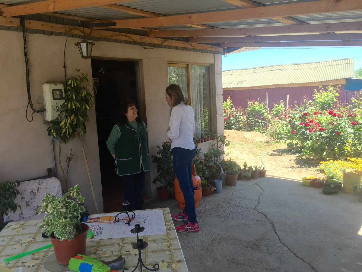Clo_Aravena_L's tweet photo. Como nos gusta trabajar en terreno, hoy nos trasladamos al Sector Solar de Loncomilla para conversar c los vecinos #DialogandoSeConstruye https://t.co/U92NLqY6o5