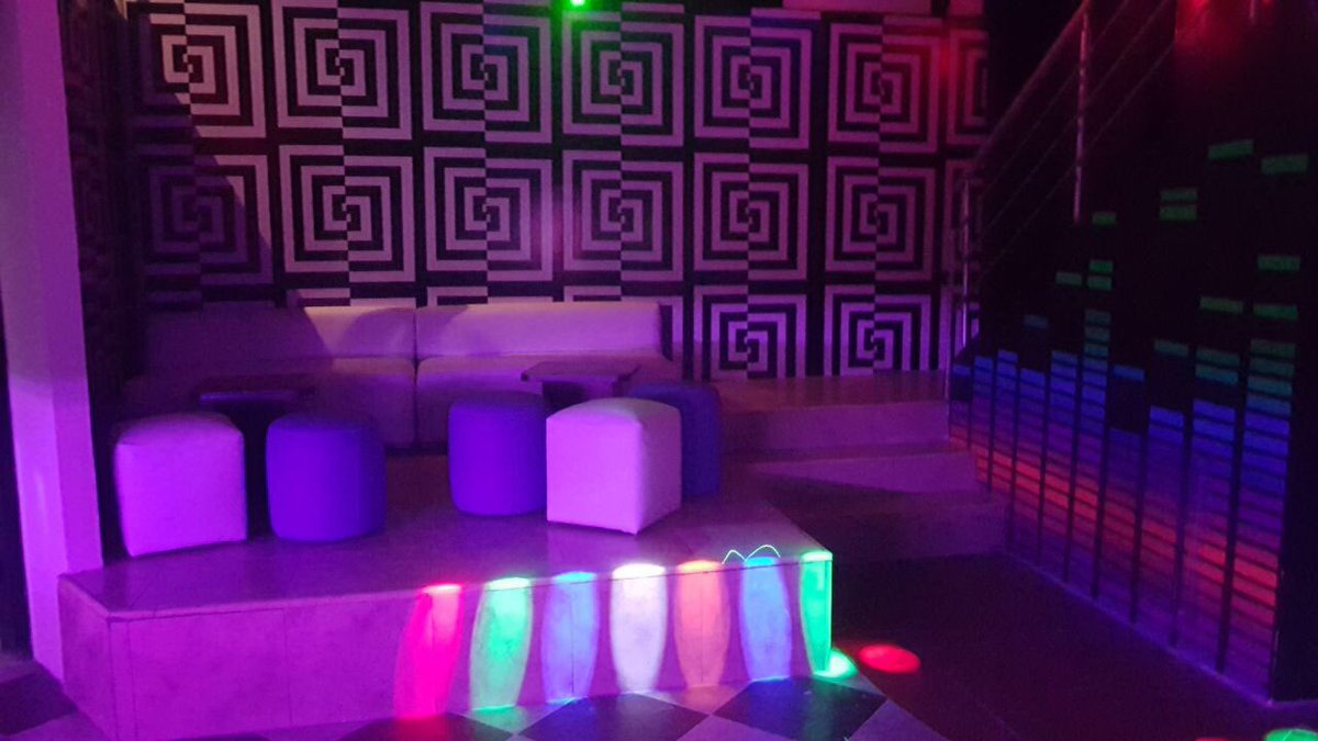 ViuDiscoteca's tweet photo. Hoy te esperamos en @weekndisco🔥 La mejor Farra la tienes con nosotros🍺 Arma tu grupo Farrero Rsv: 0986278679 #Guayaquil. https://t.co/8A6HvbFtl8