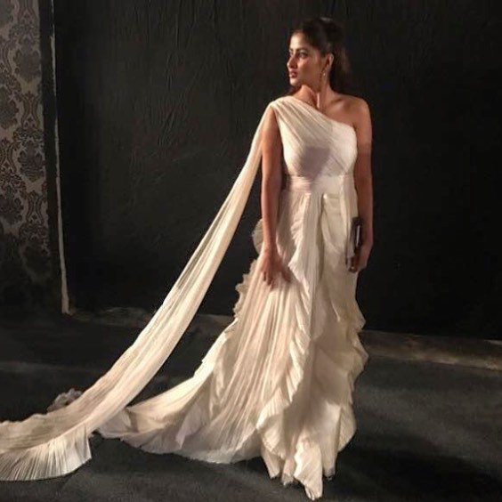 Production021's tweet photo. #SajalAli at #QHSA17 #HappeningNow!
#BackstageBy021 #Production021 #HumStyleAwards! @sajalaliactress https://t.co/oOWeKLt1zB