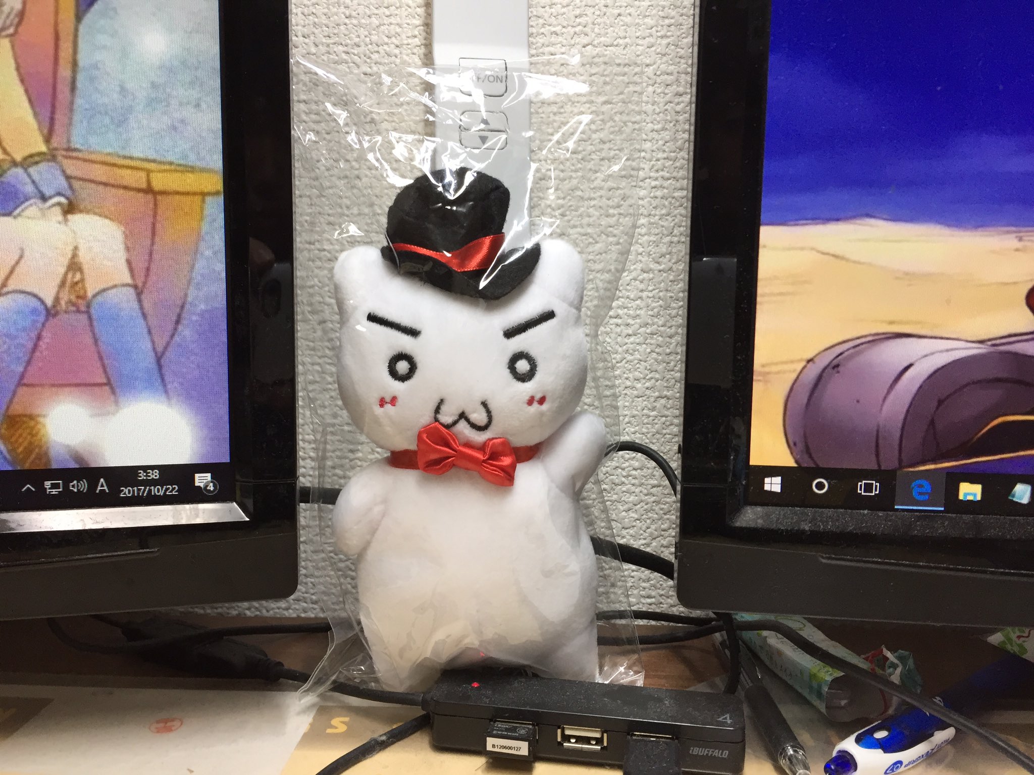 シマブー 今日は行きたかった水龍敬イラスト展行けた W 凄くiqが下がった気がするw いやぁ最高に頭のおかしい空間だったwww 褒め言葉 ずっと欲しかった園長ぬいぐるみ買えたからデスクの2つのモニターの間に配置しといたw あとパンフみて驚いたのが