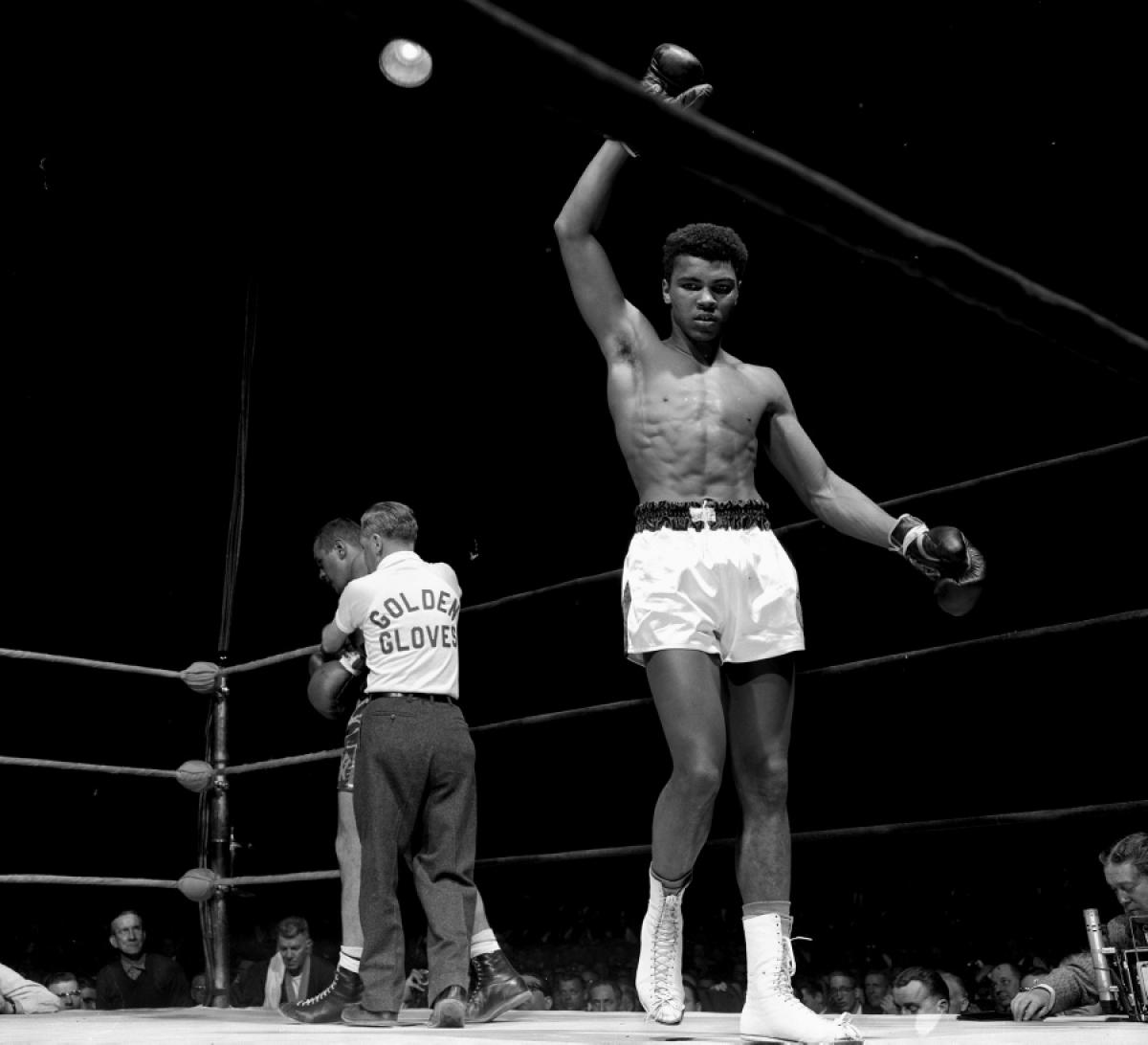 TodayUpon's tweet photo. #OnceUponToday In #Louisville, Kentucky, Cassius #Clay (who later takes the name #MuhammadAli) wins his first professional #fight #29Oct1960 https://t.co/snjqJfbcTm