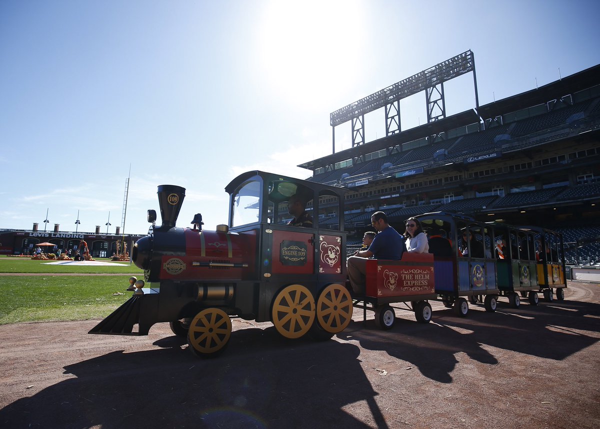 SFGiants's tweet photo. FallFest success 😎🎃

#SFGiants https://t.co/KswBEt3zWl