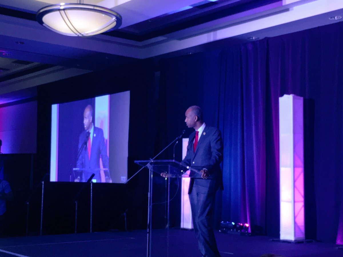 LeonieTchatat's tweet photo. Honoré de voir Hon. @AhmedDHussen, invité d'honneur ce soir au gala @Afrogtv pour la remise de mon prix #developmentaward @JustinTrudeau https://t.co/XWb3uowE1y
