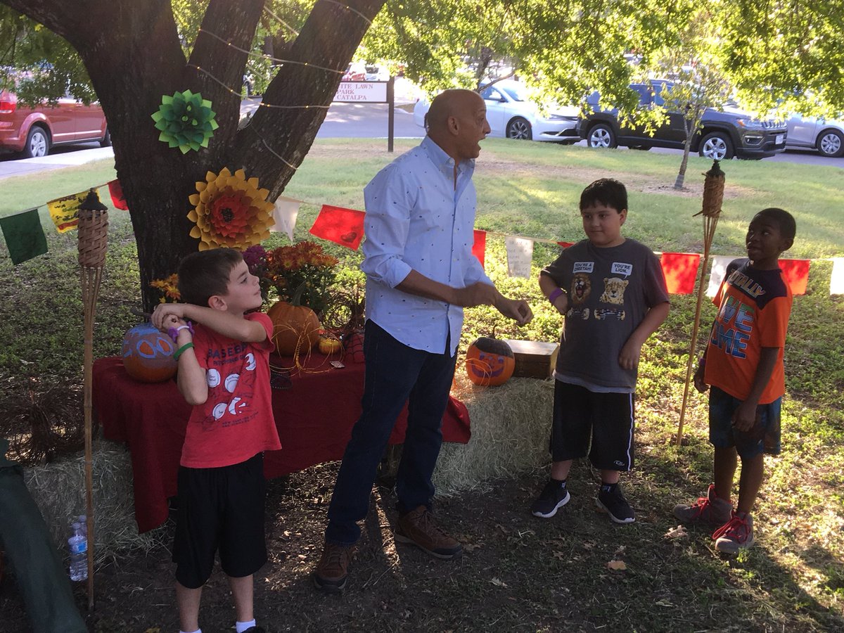 SaStorytellers's tweet photo. Storytelling at the Circle Fest tonight w/ @talesandlegends and Mark Babino! #SASAtellers #tejastales https://t.co/zyKdPnb4es