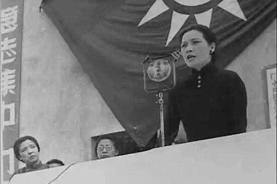 1932年宋美龄在慰问凇沪抗战士兵途中出车祸，断了几根肋骨，但坚持慰问并发表演讲。演讲到高潮时，她问一个排长：“在战场上，你是怎样指挥你的士兵的？” 答：“我是这样指挥的：弟兄们，往前冲啊！” 宋摇摇头说：“你应这样喊：弟兄们，跟我上！”。
     从此这句话响彻在抗日的路上