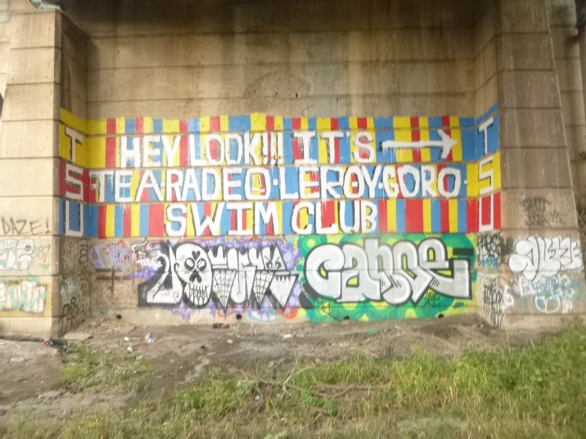 PittsburghTrail's tweet photo. #Pittsburgh #Graffiti #RailroadTracks #Laundryline Clothes drying line https://t.co/WFjK2cVd2y