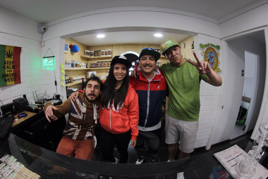 TirodeGraciaJPS's tweet photo. @SativoSa junto al Staff de @astro_growshop Compartiendo en una Jornada Cannabica con lo mejor de #Resina #BongLab https://t.co/0rrBXE4MeE