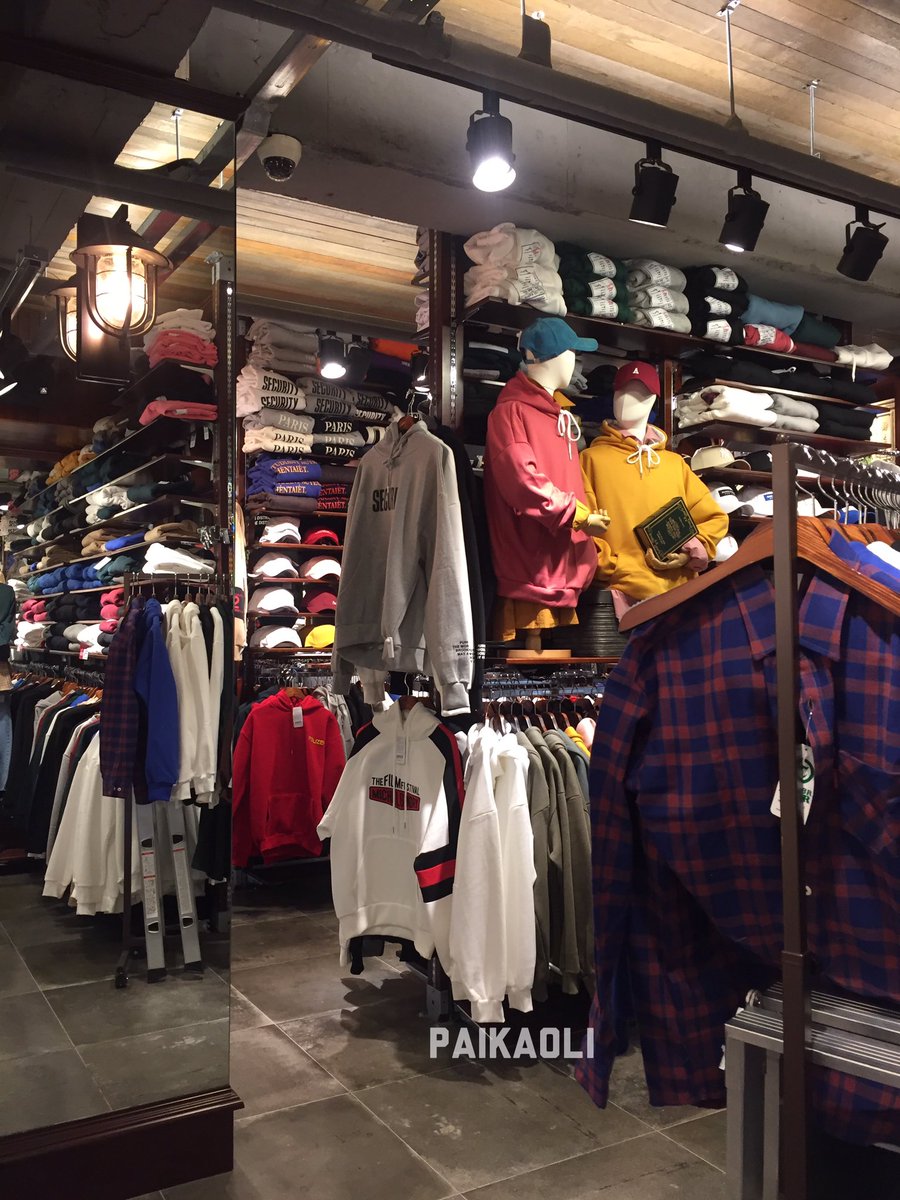 PaiKaoli's tweet photo. TROUBR DOUR ฮงแด ร้านเสื้อผ้าคล้ายๆร้านPlaygroundของผช.เยอะมาก ช่วงนี้แฟชั่นประมาณนี้ค่ะ อยู่ตรงทางออก8เข้าซอยตรงมาอยู่หัวมุม #รีวิวเกาหลี https://t.co/uFjWuZxCJi
